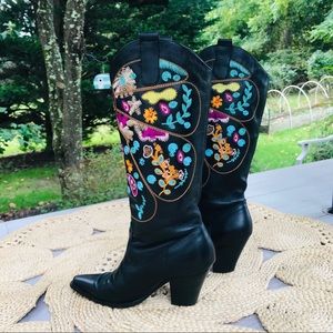 Two Lips cowgirl boho embroidered heel boots👢👄